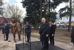 Tak wygląda kolejny pomnik pary prezydenckiej. Odsłonił go Jarosław Kaczyński
