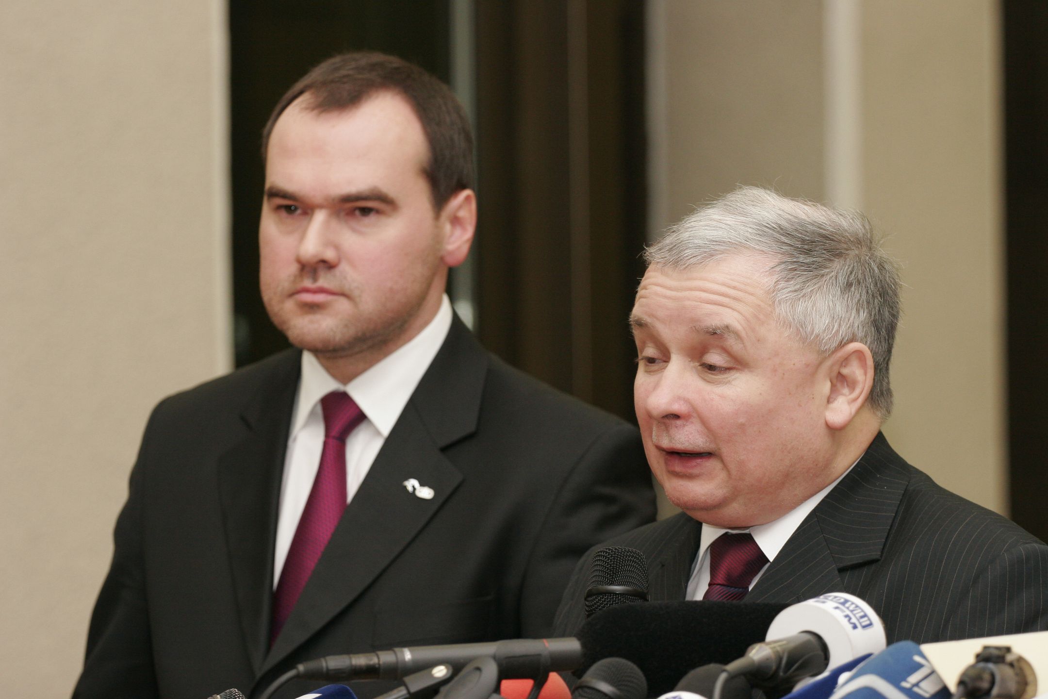 Lech Kaczyński i Igor Chalupec ogłaszają największą polska inwestycję zagraniczną - zakup Możejek. Po ośmiu latach Orlen spisał ją na straty. 