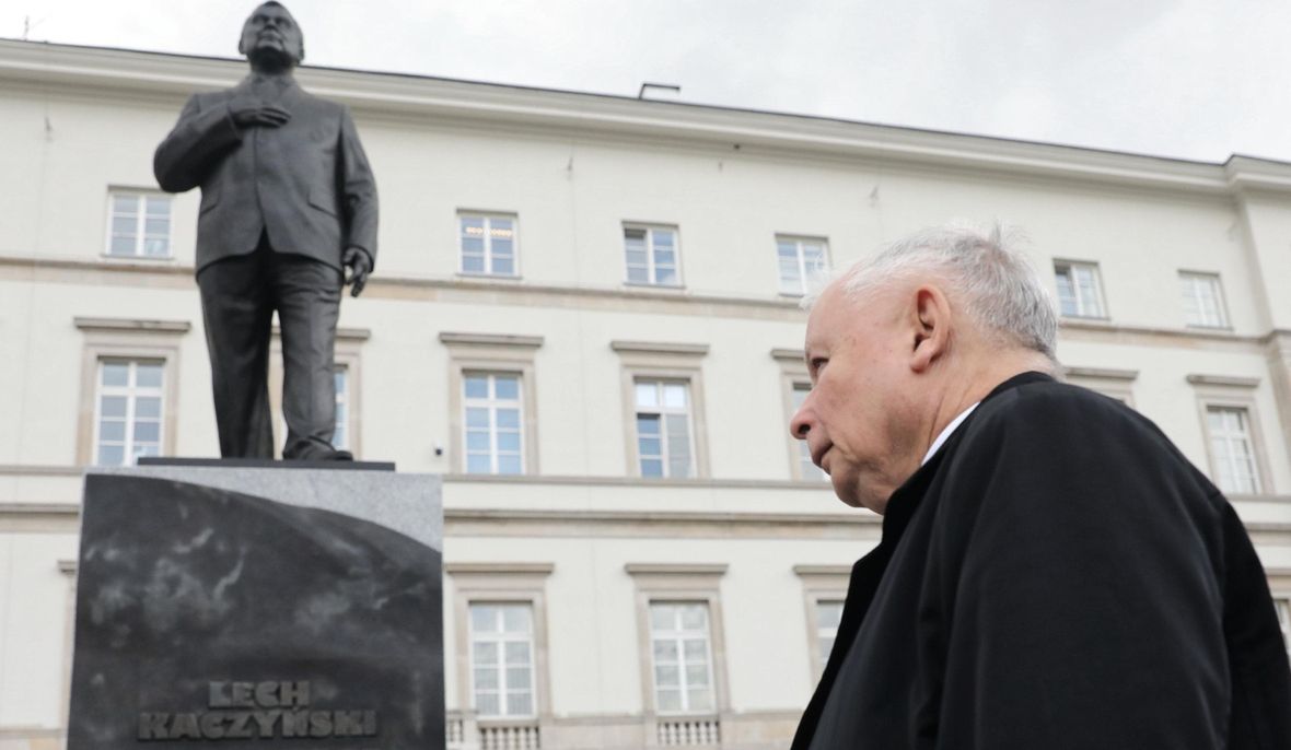 10.07.2019. Prezes PiS Jarosław Kaczyński przed pomnikiem Lecha Kaczyńskiego na pl. Piłsudskiego w Warszawie 