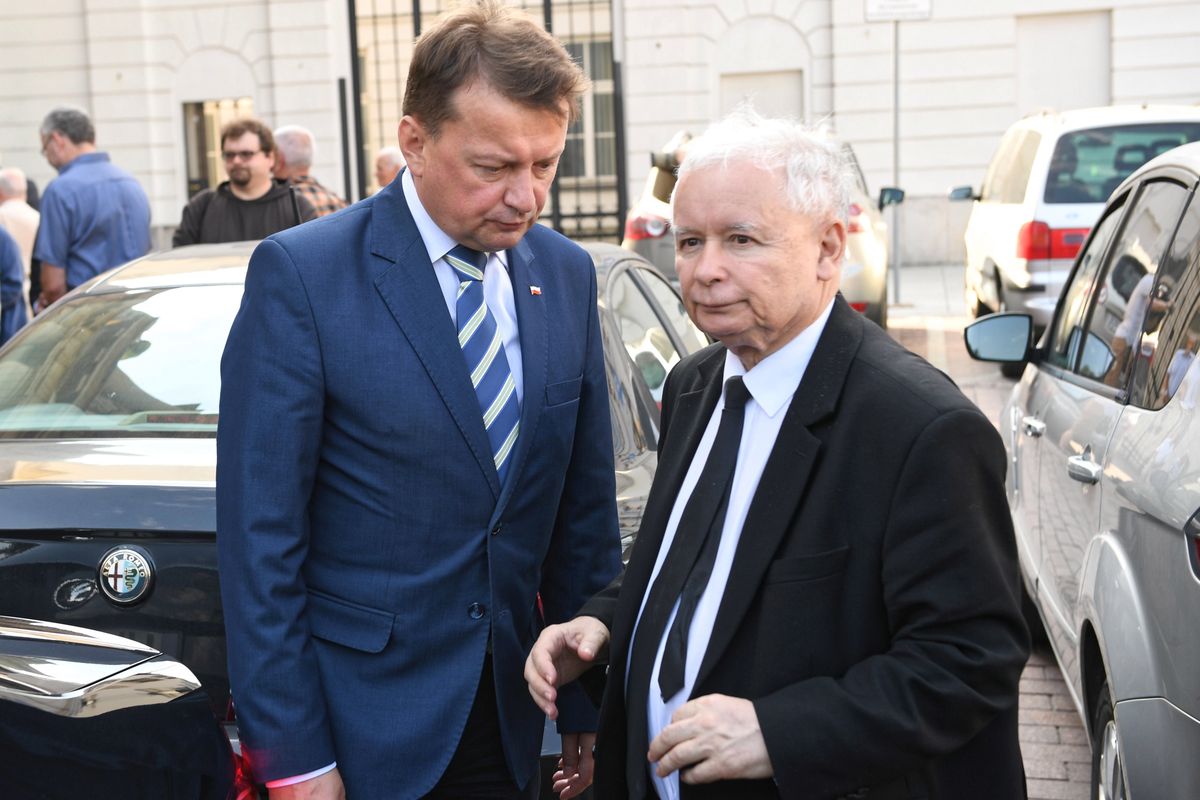 Kaczyński przywołuje Błaszczaka jednym ruchem. Wymowny gest