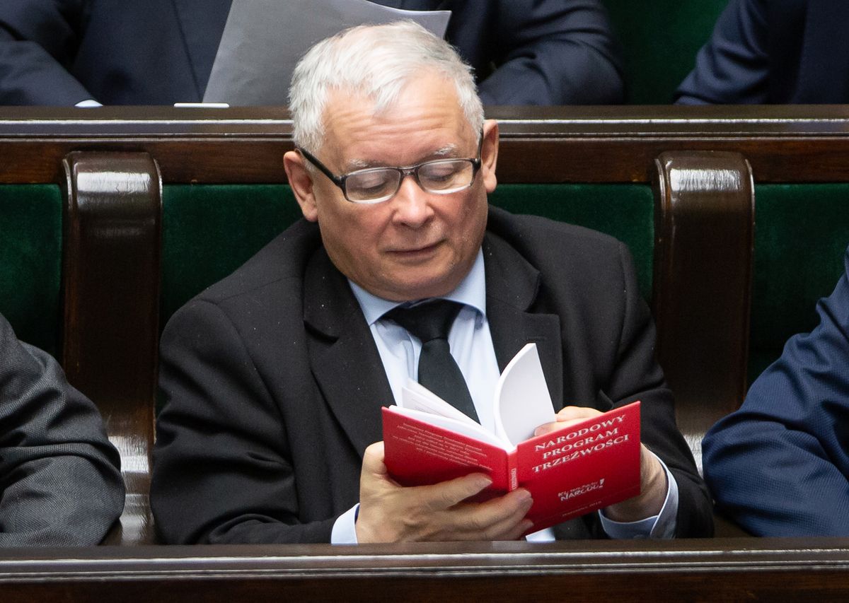 Prezes PiS Jarosław Kaczyński studiuje Narodowy Program Trzeźwości