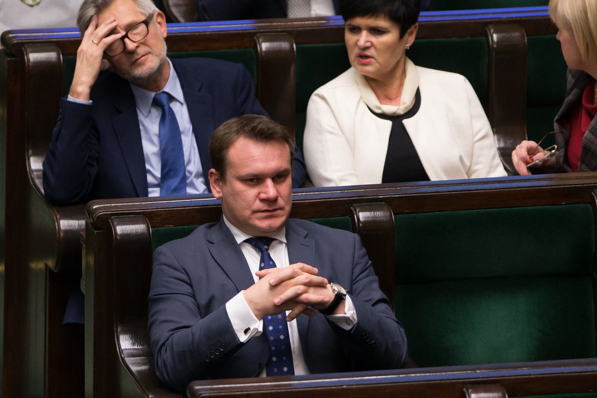 Mamy nowe oświadczenia majątkowe posłów. Tarczyński z drogim zegarkiem i długami, Andruszkiewicz odłożył 67 tys. zł