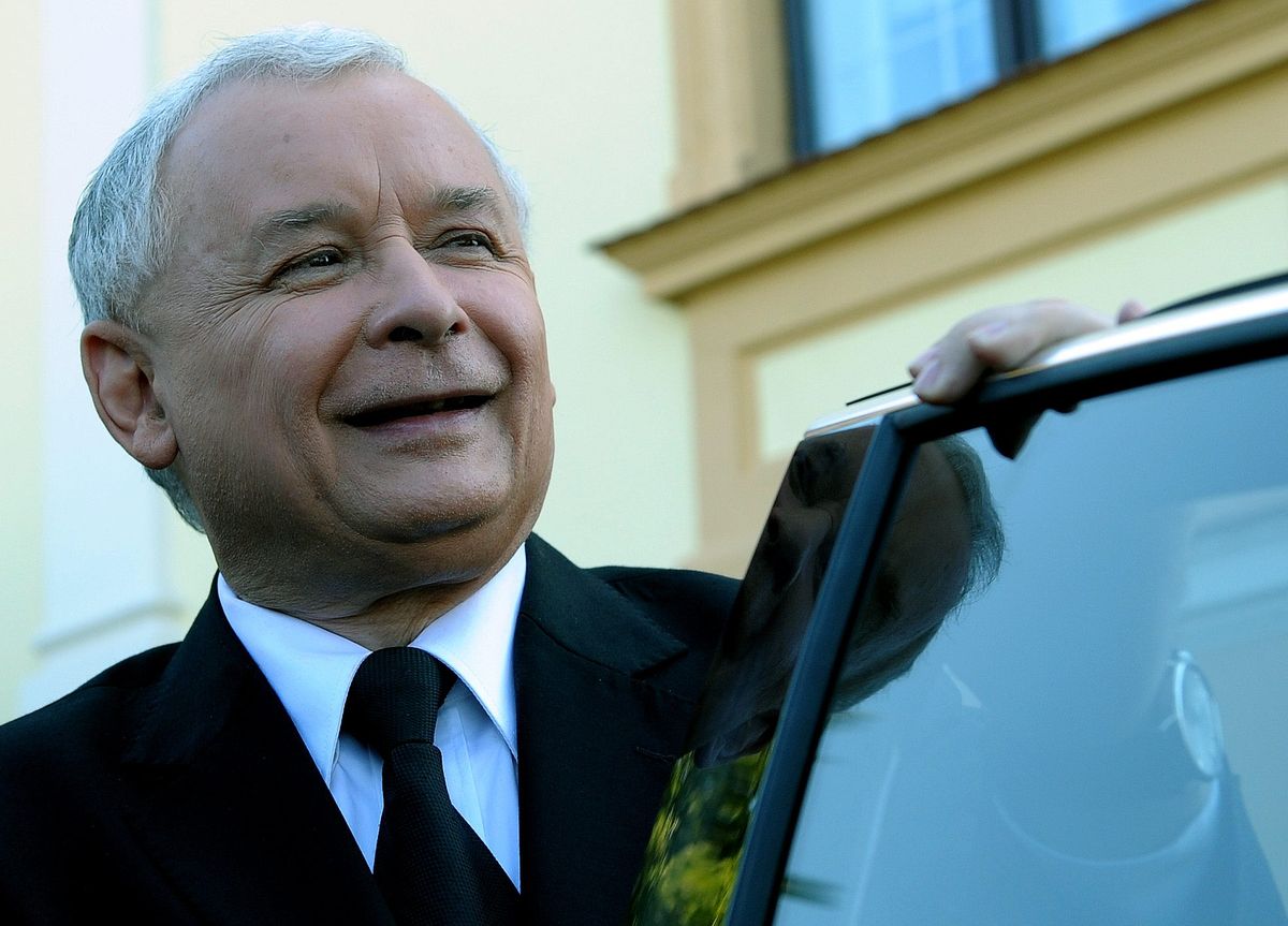 Sondaż. Polacy bardziej ufają Jarosławowi Kaczyńskiemu niż Donaldowi Tuskowi