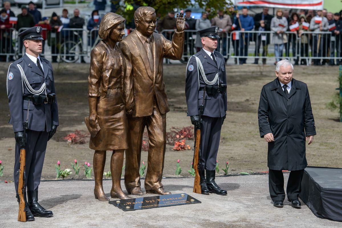 Biała Podlaska. Pomnik Lecha Kaczyńskiego ozdobiony banerem z napisem "Konstytucja"