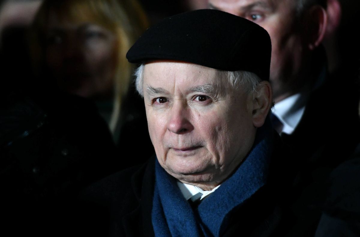 Schorowany Kaczyński spotkał się z posłami. "Złożył krótkie życzenia i wyszedł"