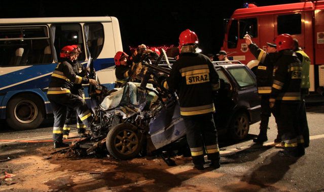 Tragedia na "4" - kierowca nie żyje, auto spłonęło