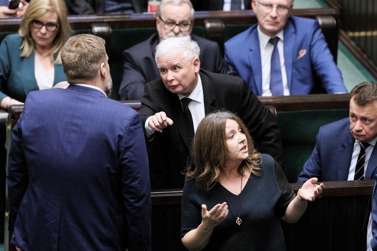 Joanna Lichocka i wulgarny gest do opozycji. Adrian Zandberg upomina prezesa PiS, Jarosław Kaczyński mówi o... Pucku