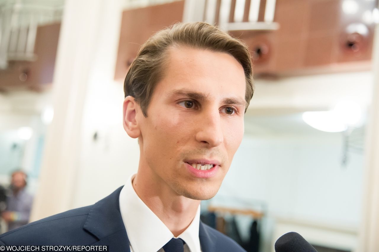 Kacper Płażyński ma eksperta z kontrowersyjną przeszłością. Był członkiem sekty 
