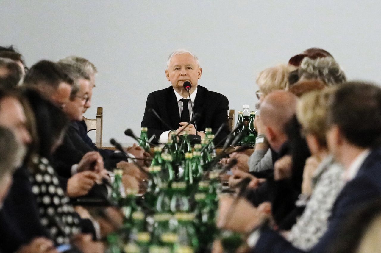 Kulisy wieczornego posiedzenia klubu PiS. Wiemy, co mówił Jarosław Kaczyński