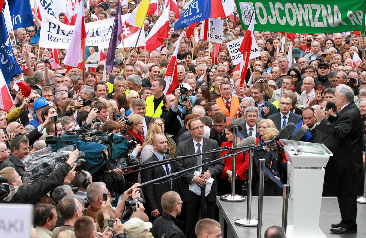 Zwolennicy PiS chcą dać odpór protestom opozycji. Organizują marsz poparcia, ale nie mogą ustalić daty