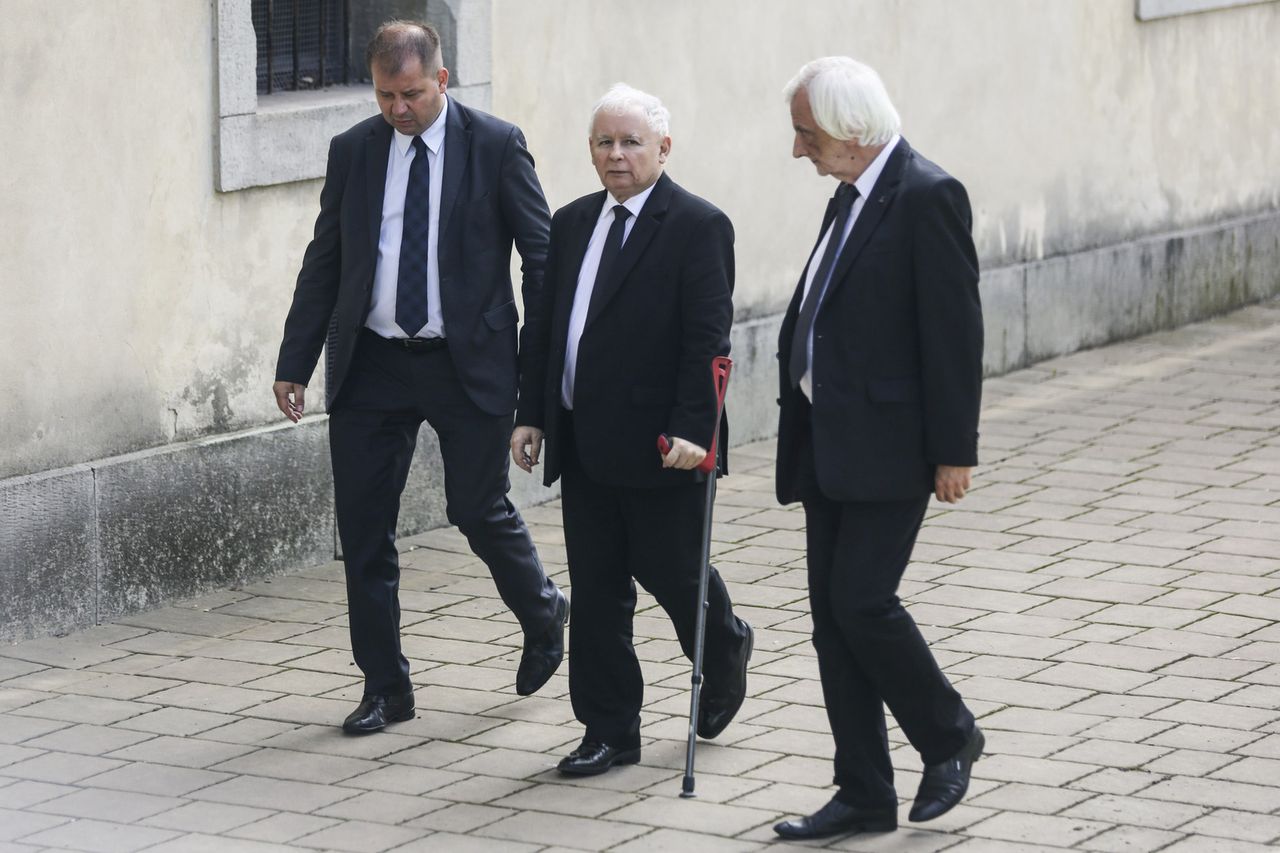 Jarosław Kaczyński przeszedł operację. "Już nad wszystkim czuwa"