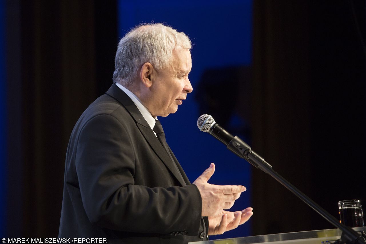 Jarosław Kaczyński przemawiał na Krakowskim Przedmieściu. "Chwała dla Macierewicza"