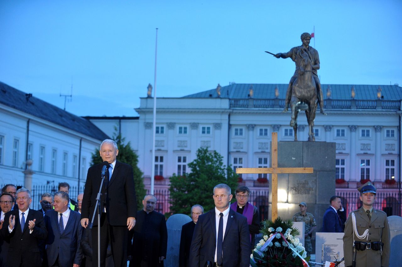 Zaskakujące zachowanie polityków PiS podczas miesięcznicy. Internauci zwrócili uwagę na jeden szczegół