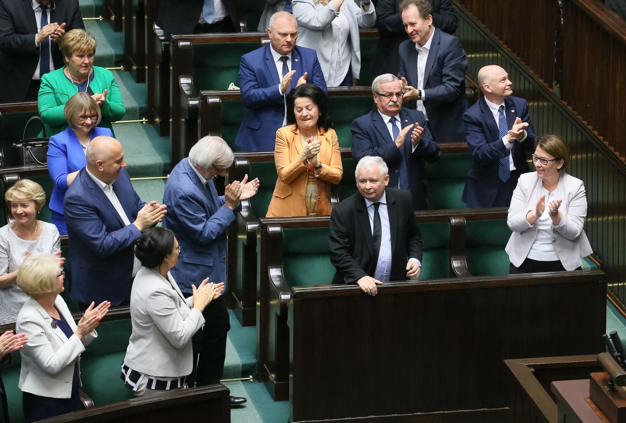 Prztyczek PiS dla prezydenta Dudy? "Kaczyński świetnie wybrał miejsce przemówienia"