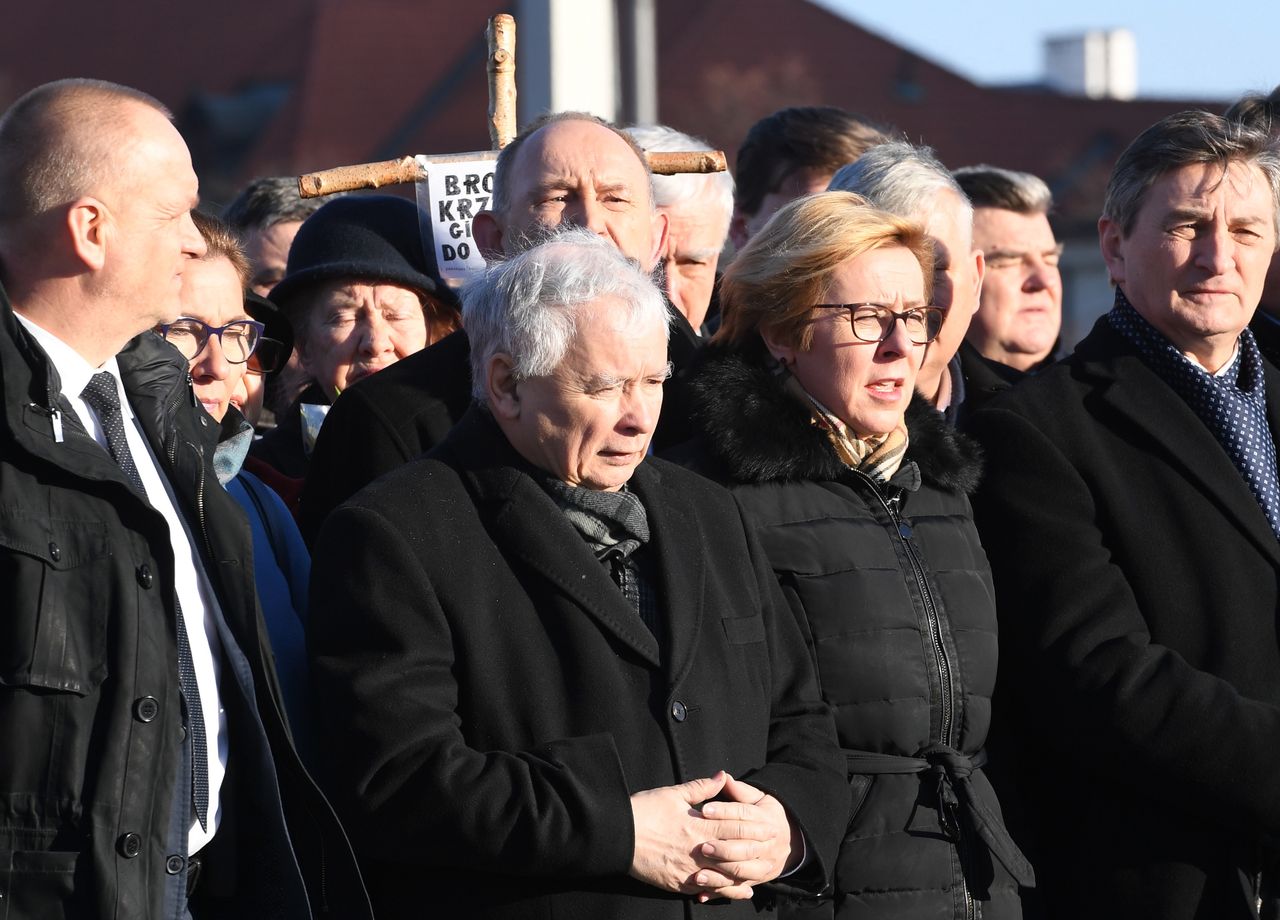 Miesięcznica smoleńska. Jarosław Kaczyński modlił się za zmarłych
