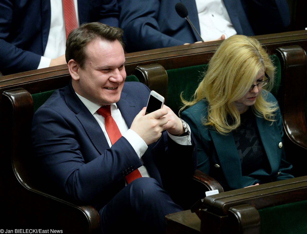 Dominik Tarczyński ostro po przesłuchaniu. "Tusk zaorany przez Horałę"