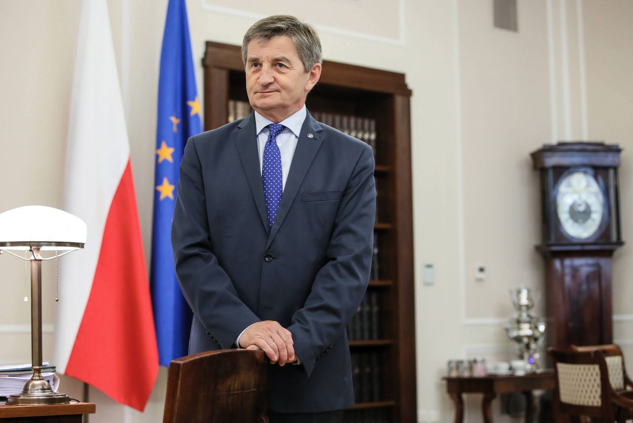 Marek Kuchciński ozdobnymi talerzami i winem obdarowany. Prezenty, wysoka pensja i mieszkanie - na to może liczyć każdy marszałek