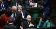 PiS traci poparcie. Ale opozycja i tak daleko w tyle