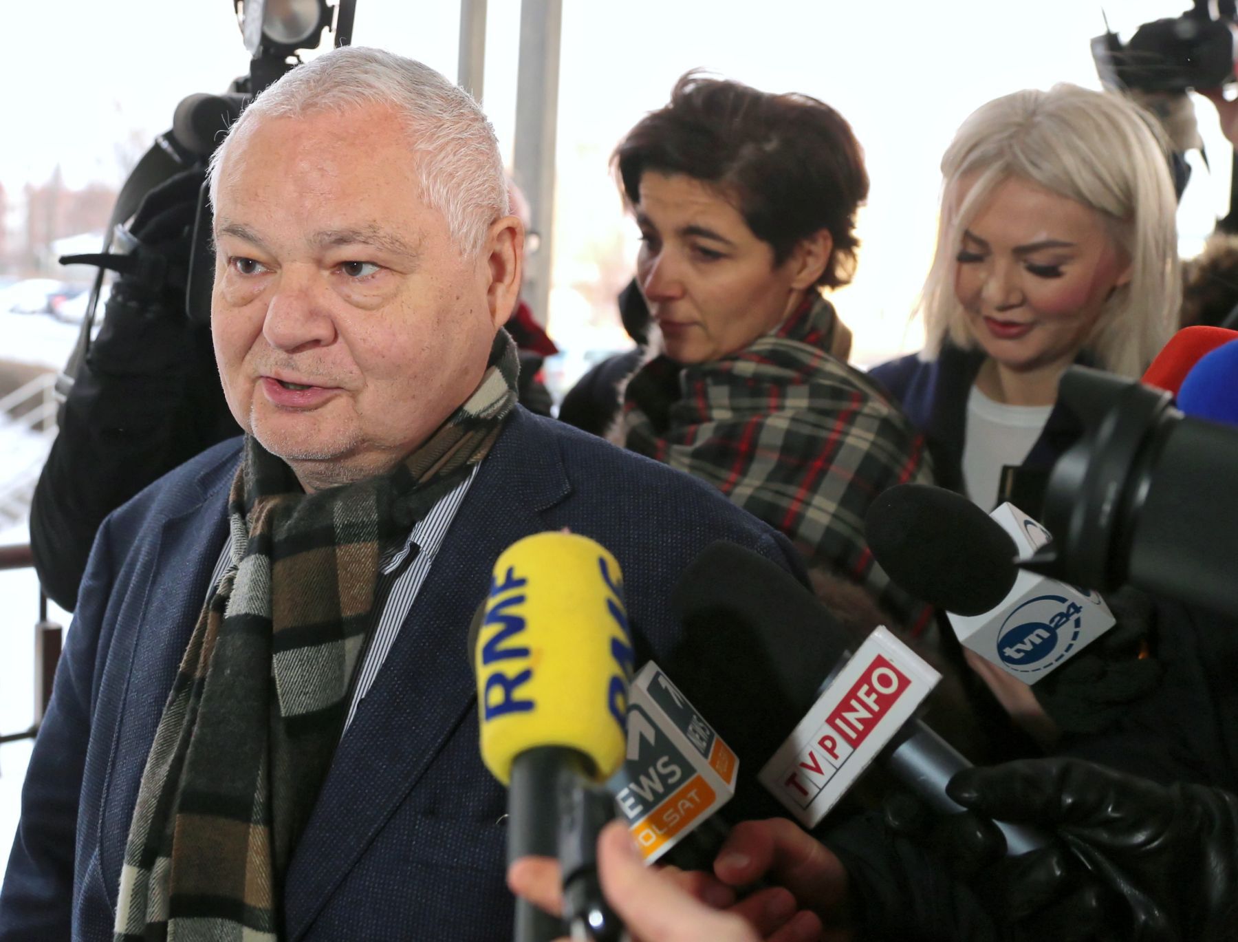 Adam Glapiński, szef NBP, wchodzi z prokuratury w asyście mec. Jolanty Turczynowicz-Kieryłło (w środku)