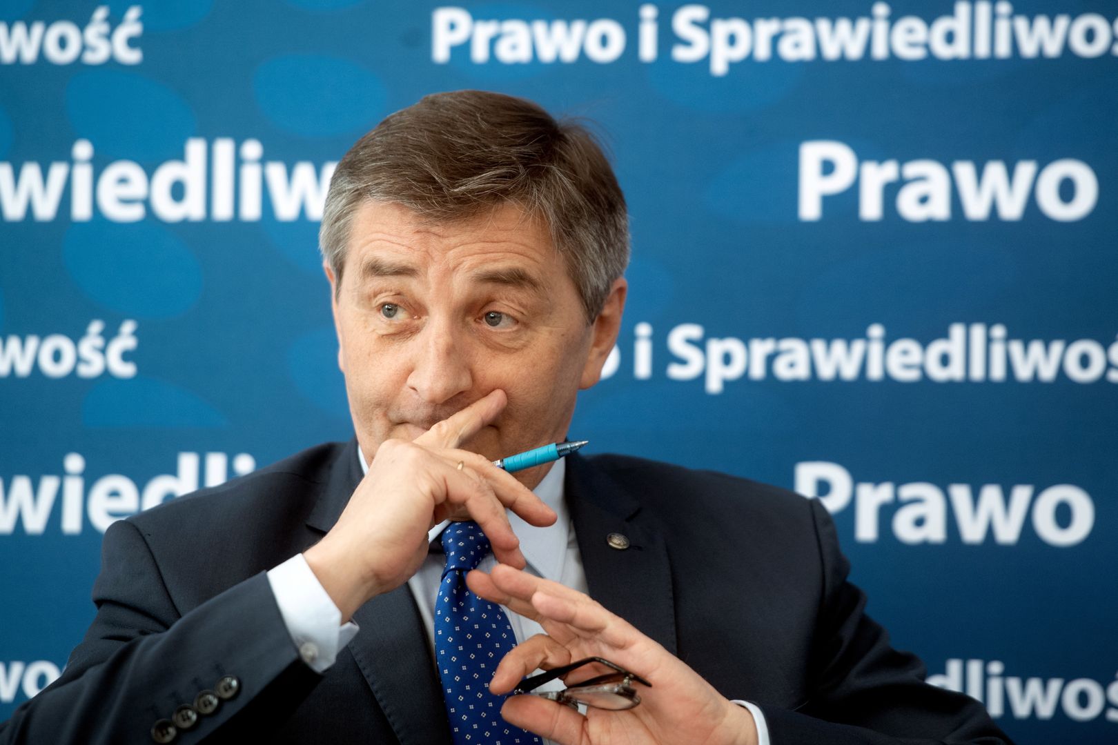 Centrum Informacyjne Sejmu tłumaczy się z podróży marszałka Kuchcińskiego