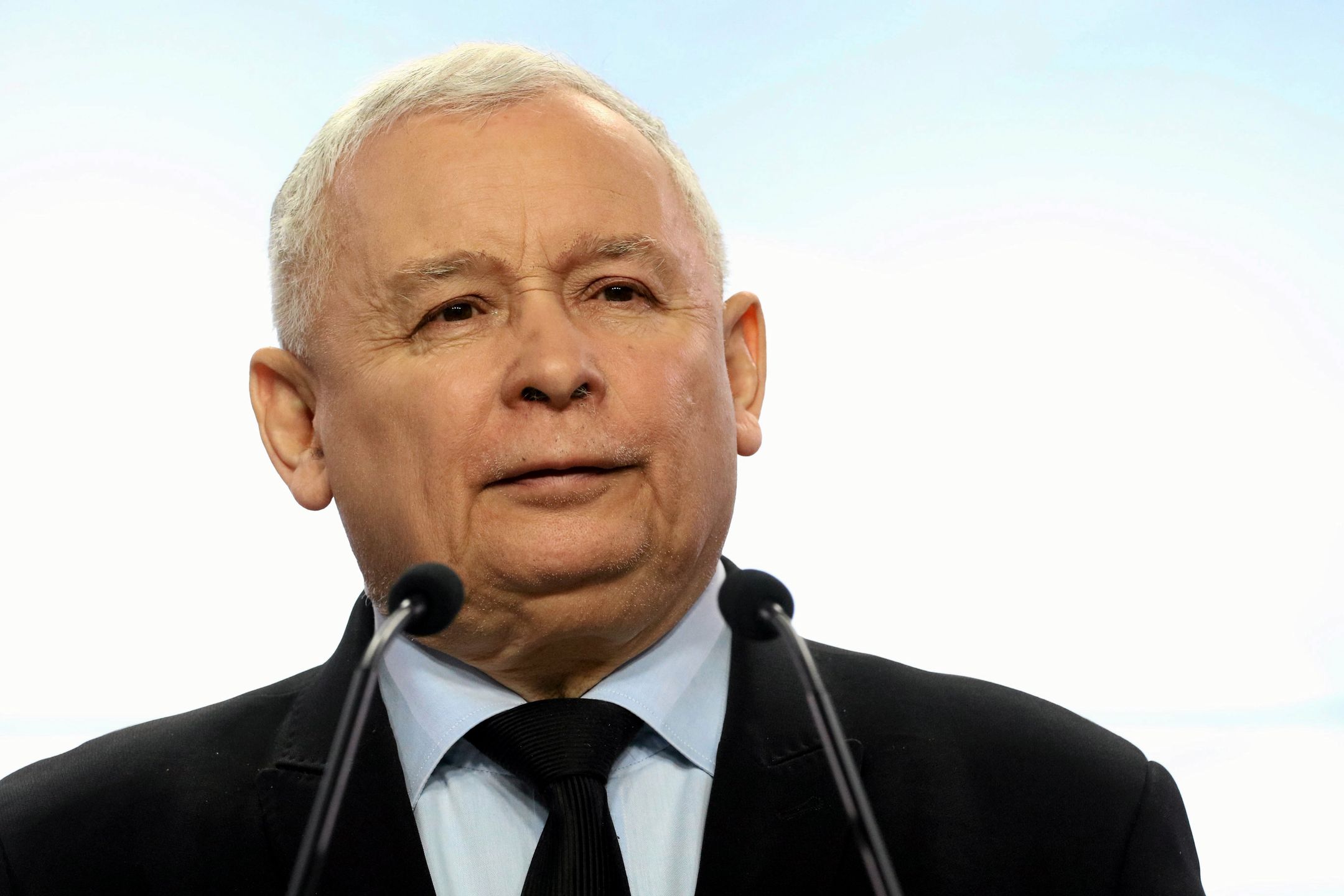 Prezes PiS Jarosław Kaczyński nie lubi wiernopoddańczych hołdów, składanych mu przez niektórych wyznawców.