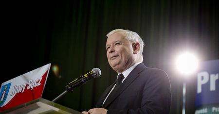 Wybory 2019. PiS i opozycja walczą o samorząd. "Kaczyński kocha nadzór", "Schetyna brzytwy się chwyta"