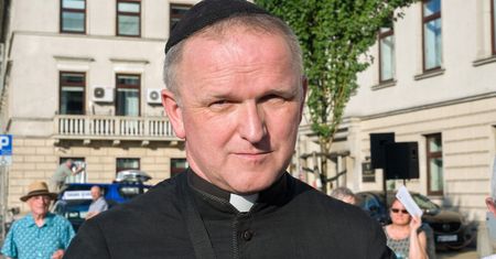 Ks. Lemański do duchownego. "Odwal się klecho, bo im do pięt nie dorastasz"