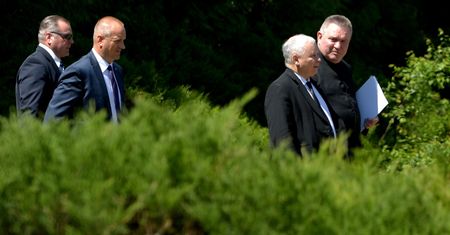 Klub PiS w Strachocinie. Pielgrzymka do sanktuarium czy spotkanie wyjazdowe?
