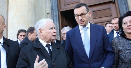 Rekonstrukcja pod choinkę? "Kaczyński obiecał premierowi"