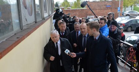Komisja ws. Bartłomieja Misiewicza. Przed wejściem wygłosił oświadczenie