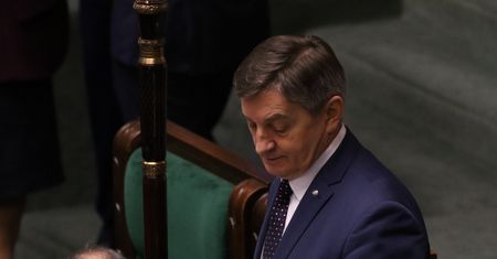 Marszałek Kuchciński po cichu wprowadza nowe zasady. „Co mi tu pani podaje, na zielonym papierze?”