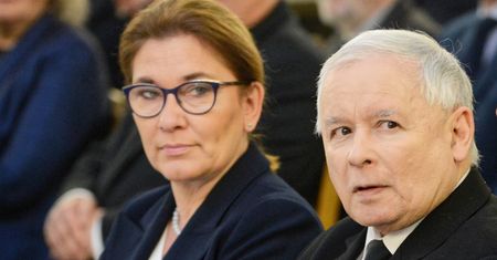 Donald Tusk uderza w Jarosława Kaczyńskiego. Jest odpowiedź Beaty Mazurek