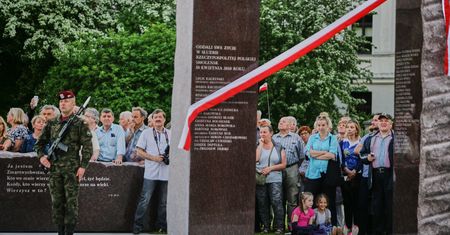 Polska pomnikami stoi. Tych smoleńskich jest kilkaset