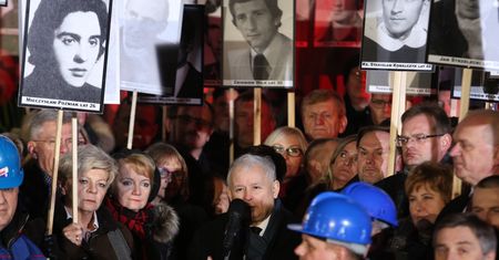 Premier i prezes PiS przy grobie Kuronia. Uhonorowali działaczy opozycji