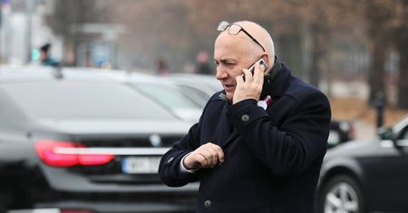 Joachim Brudziński pokazał swoją komórkę. To zmora szpiegów