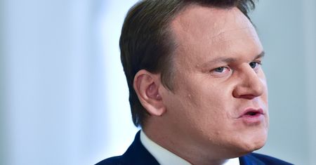 Dominik Tarczyński znów zaszalał. Świadkowie lotu do Meksyku zdradzają, jak się zachowywał