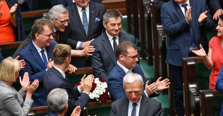 Polacy cieszą się z rezygnacji Marka Kuchcińskiego. Ale o nowym marszałku wiedzą niewiele