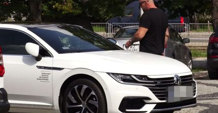 Obok harleya w garażu Tomasza Oświecińskiego stoi biały volkswagen. Taki zestaw pojazdów pasuje do aktora