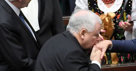 Jarosław Kaczyński pocałował w dłoń Katarzynę Piekarską. Tworzą wspólny zespół