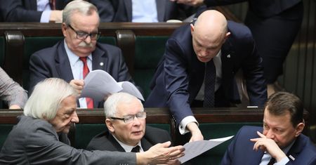 Wyciekły przekazy dnia PiS. A w środku "wyśmiewanie 'Gazety Wyborczej'"