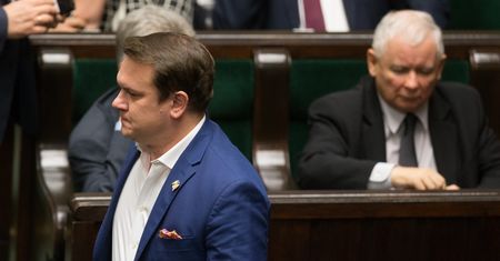Dominik Tarczyński oberwał od Jarosława Kaczyńskiego. Od eksperta wiemy, jak bardzo