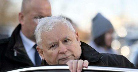 Katastrofa smoleńska. Jarosław Kaczyński i Mateusz Morawiecki składają wieńce