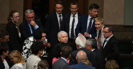 Próby zniechęcenia Polaków do PiS nieskuteczne. Partia Kaczyńskiego nadal górą nad opozycją