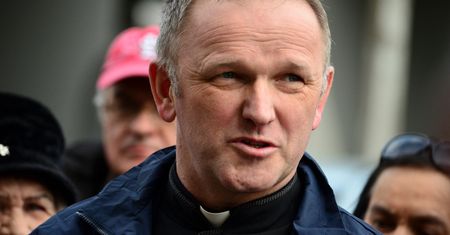 Zakaz aktywności medialnej dla dwóch duchownych. Ksiądz Wojciech Lemański ich nie broni