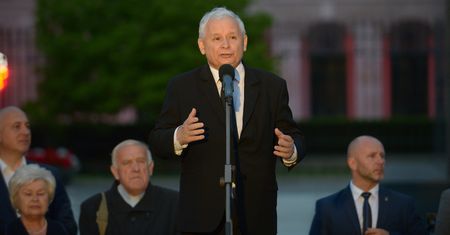 Poseł PO pyta o słowa Kaczyńskiego z miesięcznicy. Co mu odpowie premier Szydło?