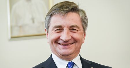 Marek Kuchciński nadal mieszka w willi za publiczne pieniądze