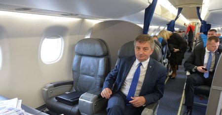 Marek Kuchciński i "rodzinne" loty. Marszałek Sejmu zapłaci za rejsy członków rodziny