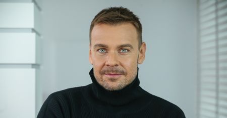 Dawid Woliński projektuje nową kolekcję. Inspiruje się smakami lodów Magnum