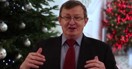 Rozentuzjazmowany Cymański śpiewa kolędę. Polityk mocno wczuł się w rolę