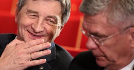 Kuchciński i Karczewski są bardzo hojni. Tyle dali swoim